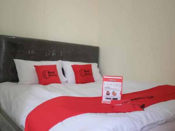 RedDoorz Plus near Mall Ciputra Jakarta : photo 3 de la chambre chambre double