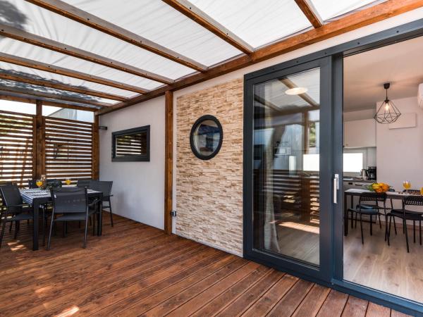 Croatia Camp Mobile Homes Vodice : photo 2 de la chambre mobile home 2 chambres confort avec terrasse