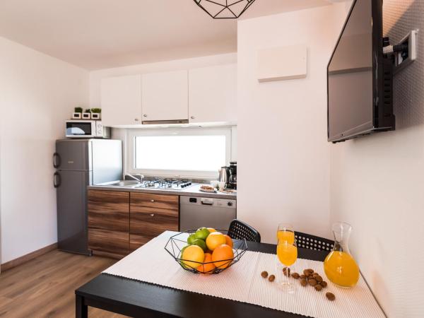 Croatia Camp Mobile Homes Vodice : photo 6 de la chambre mobile home 2 chambres avec terrasse