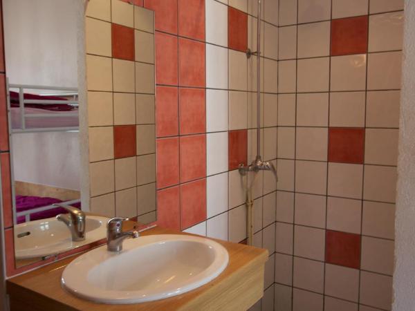 Bastille Hostel : photo 1 de la chambre chambre lits jumeaux avec salle de bains privative