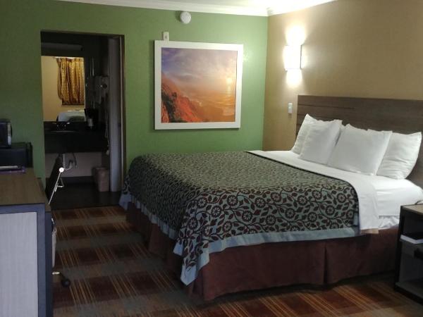 Days Inn by Wyndham Houston East : photo 6 de la chambre chambre lit king-size - non-fumeurs