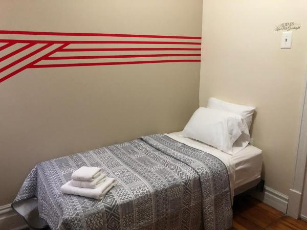 Hollywood Rentals LLC : photo 3 de la chambre chambre simple avec salle de bains commune