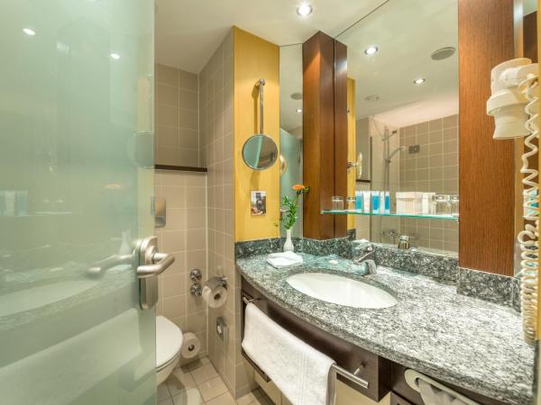 Essential by Dorint Frankfurt-Niederrad : photo 10 de la chambre hébergement lit king-size confort 