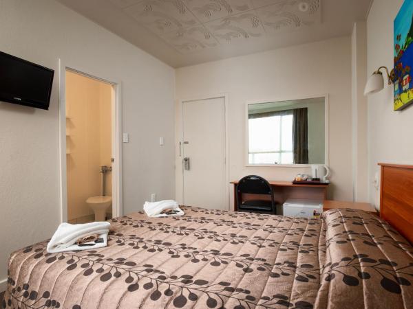 Kiwi International Hotel : photo 4 de la chambre chambre double avec salle de bains