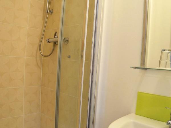 Queens Guesthouse Manchester : photo 5 de la chambre chambre lits jumeaux avec salle de bains privative