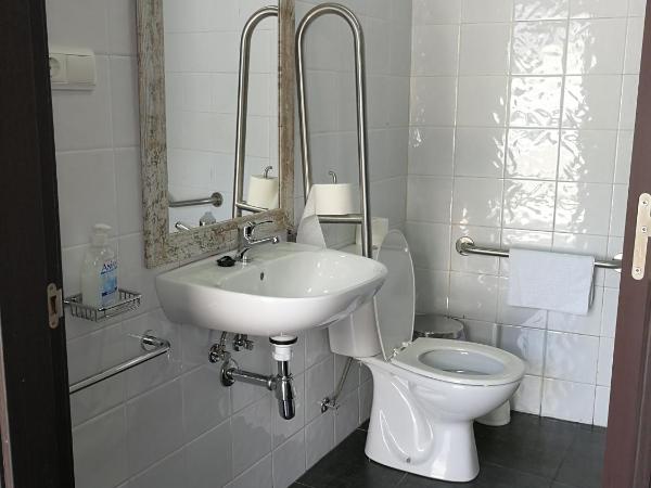 Alojamiento Jose Carlos : photo 6 de la chambre chambre lits jumeaux pour personnes à mobilité réduite