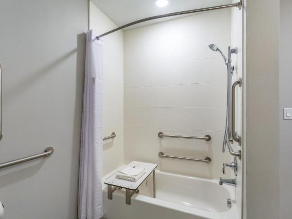 Comfort Inn & Suites Salt Lake City Airport : photo 1 de la chambre suite avec lit king-size pour personnes à mobilité réduite - non-fumeurs