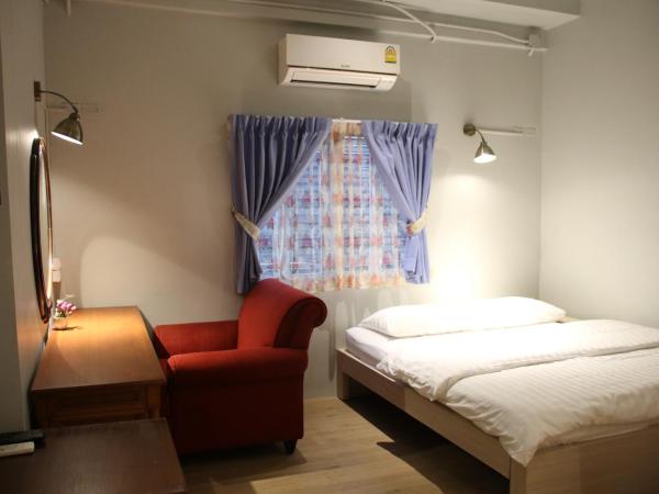 Kinnon Deluxe Hostel Coworking Cafe : photo 8 de la chambre chambre familiale avec salle de bains commune