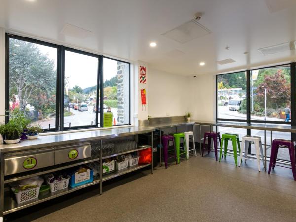 LyLo Queenstown : photo 1 de la chambre chambre lit queen-size avec salle de bains privative 