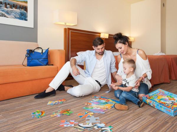 Ikar Plaza : photo 2 de la chambre chambre double ou lits jumeaux avec lit d'appoint