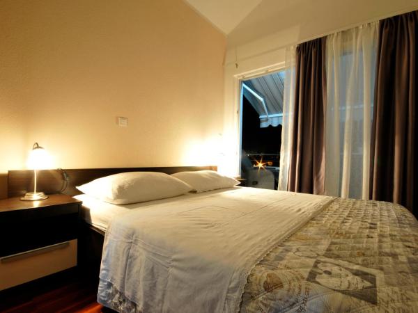 Apartments & Rooms Villa Maslina : photo 6 de la chambre chambre double avec balcon