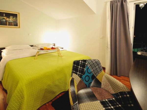 Apartments & Rooms Villa Maslina : photo 3 de la chambre chambre double avec balcon