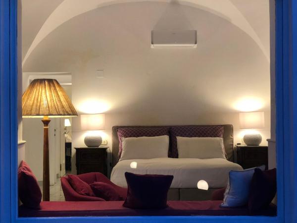 Marunnella Suites : photo 3 de la chambre suite lit queen-size avec jardin privé - vue sur mer