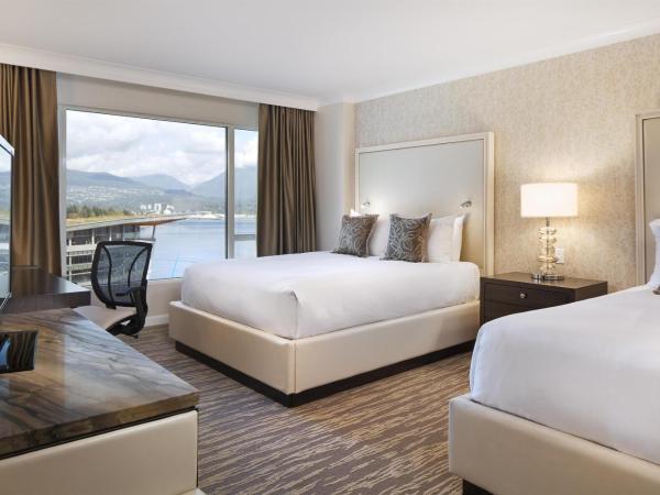 Fairmont Waterfront : photo 6 de la chambre chambre lit king-size signature - vue sur port et parc stanley
