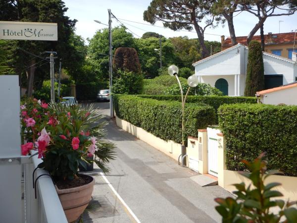 Hotel Miramar- Cap d'Antibes - La Garoupe plage : photo 5 de la chambre chambre double avec balcon - vue latrale sur mer