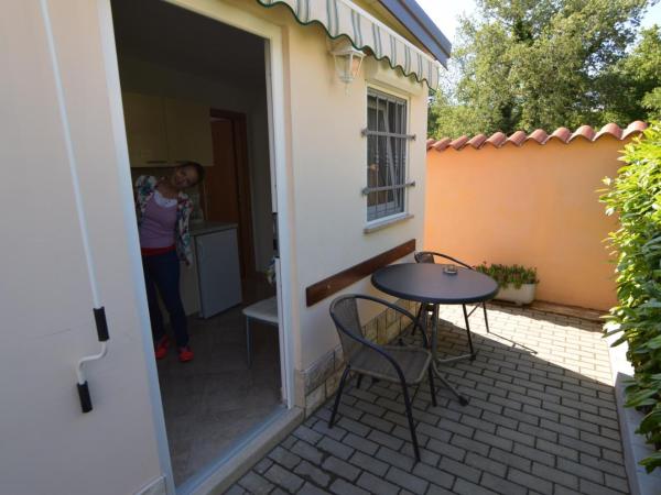 Apartmani Dekovic Materada : photo 8 de la chambre appartement - vue sur jardin