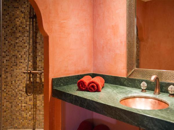 La Villa Majorelle : photo 5 de la chambre suite lit king-size - vue sur piscine