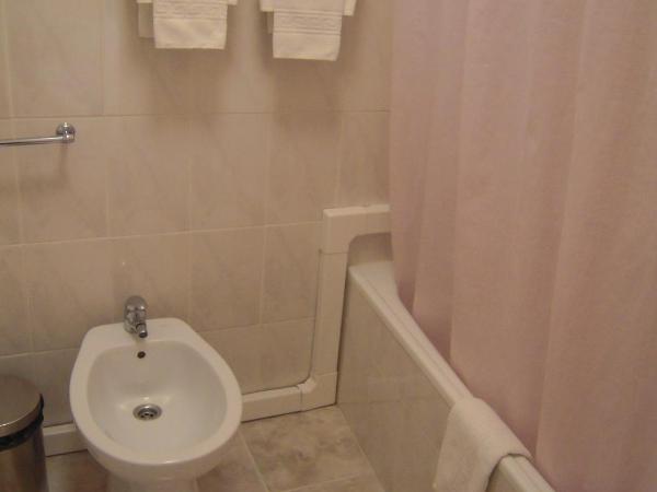 Hotel Larbelo : photo 4 de la chambre chambre familiale