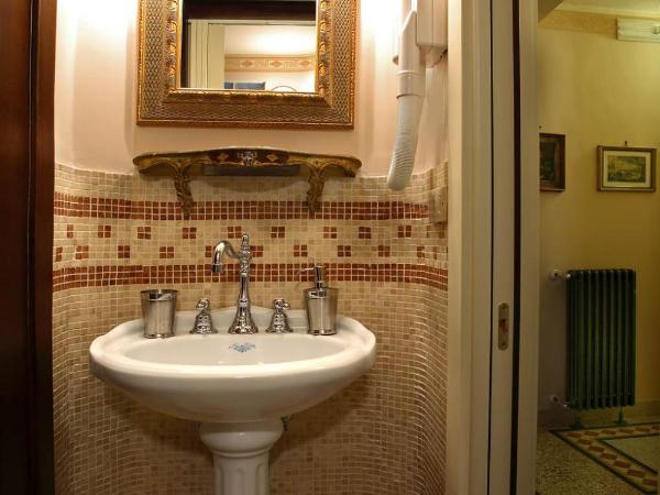 B&B Il Caravaggio : photo 5 de la chambre chambre triple avec salle de bains privative séparée
