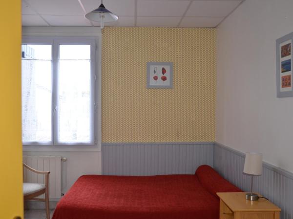 Hotel Chez Benat : photo 6 de la chambre chambre triple avec toilettes communes