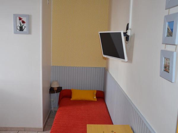 Hotel Chez Benat : photo 6 de la chambre chambre triple avec toilettes communes