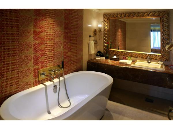 Fragrant Nature Kochi - A Five star Classified Hotel : photo 5 de la chambre ocean blue suite with private terrace with 10% discount on spa