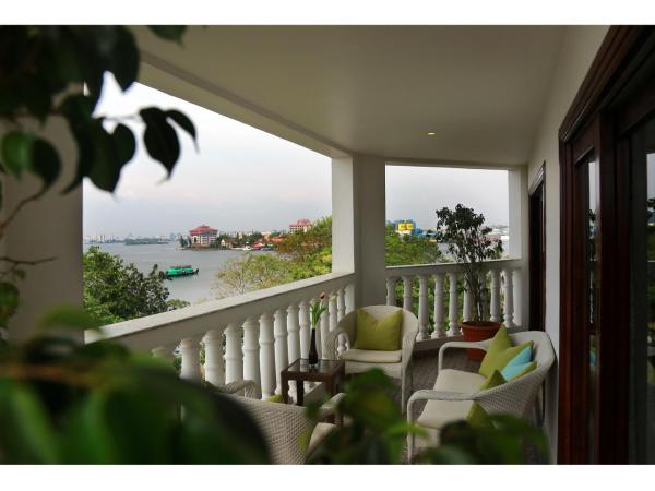 Fragrant Nature Kochi - A Five star Classified Hotel : photo 2 de la chambre royal dutch suite with private terrace and harbour view with 10% discount on spa