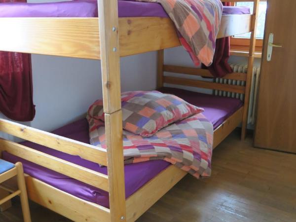 SnowBunnys BackPackers Hostel : photo 3 de la chambre chambre lits jumeaux avec salle de bains commune