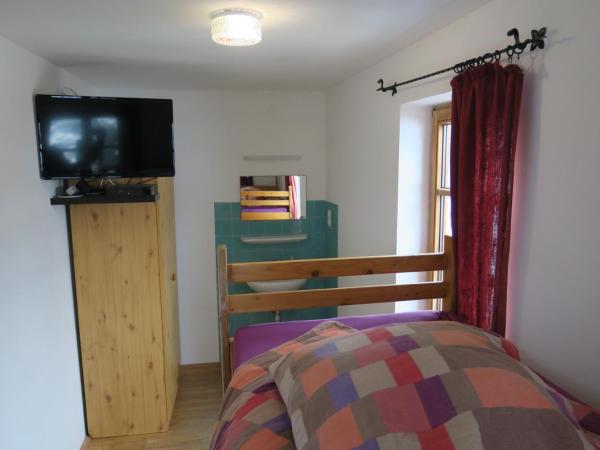 SnowBunnys BackPackers Hostel : photo 4 de la chambre chambre lits jumeaux avec salle de bains commune