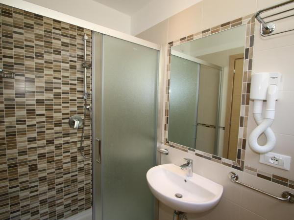 Beach Hotel Clerice : photo 3 de la chambre chambre quadruple avec balcon