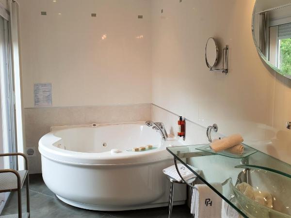 Private Hôtel - Adult Only : photo 6 de la chambre chambre double supérieure avec baignoire spa et vue sur jardin