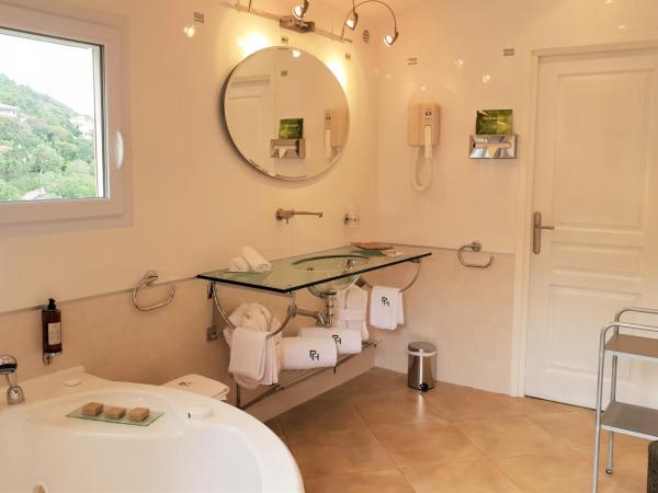 Private Hôtel - Adult Only : photo 3 de la chambre chambre double supérieure avec baignoire spa et vue sur jardin