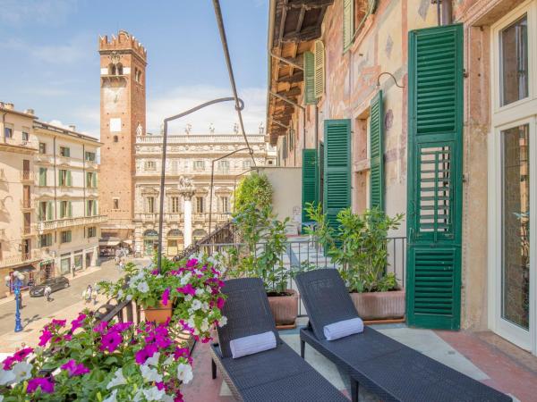Corte Realdi Suites Piazza Erbe : photo 6 de la chambre appartement supérieur avec terrasse - vue sur ville