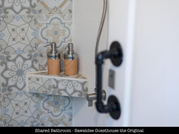 Sawatdee Guesthouse the Original : photo 3 de la chambre chambre double avec ventilateur et salle de bains commune