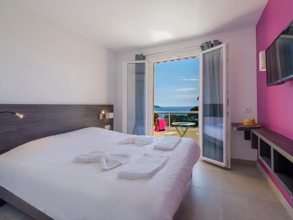 Hôtel-Club du Domaine d'Aiguebelle, USSIM Vacances : photo 3 de la chambre chambre double deluxe avec balcon - vue sur mer