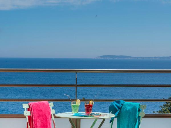 Hôtel-Club du Domaine d'Aiguebelle, USSIM Vacances : photo 8 de la chambre chambre double deluxe avec balcon - vue sur mer
