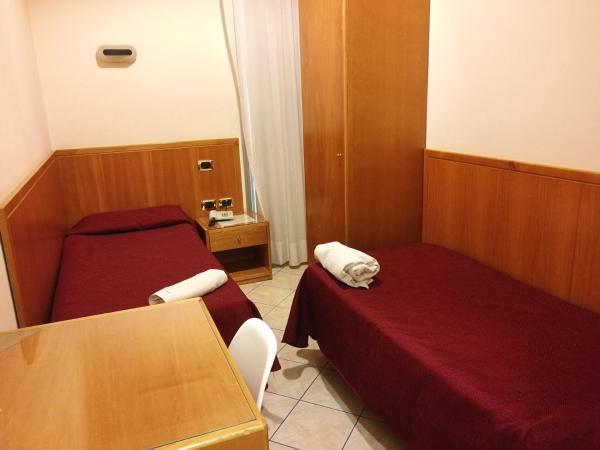 Hotel Zara Napoli : photo 3 de la chambre chambre lits jumeaux avec salle de bains commune