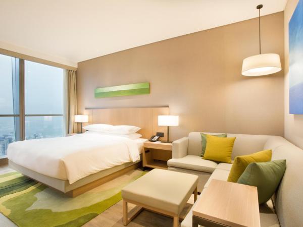 Hyatt Place Sanya City Center : photo 10 de la chambre chambre lit king-size avec canapé-lit