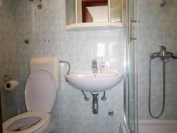 Private Accommodation Carevic : photo 4 de la chambre chambre double avec salle de bains privative