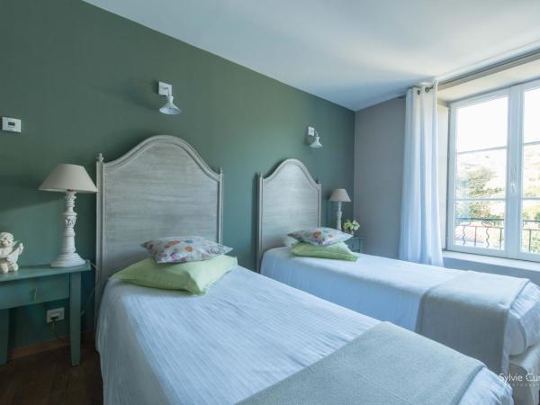 Entre Hotes : photo 4 de la chambre chambre double - vue sur jardin