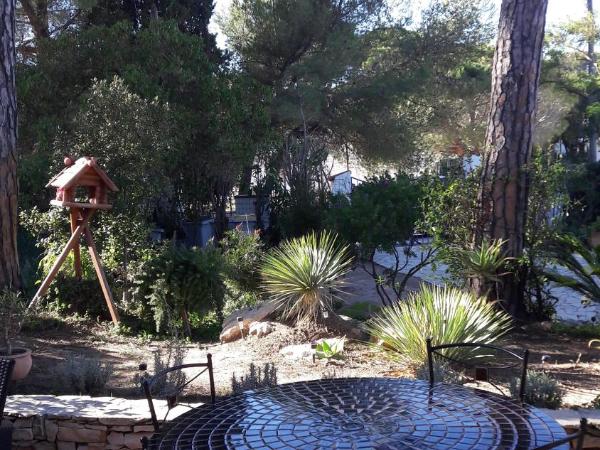 villa le grilladou : photo 3 de la chambre chambre double - vue sur jardin