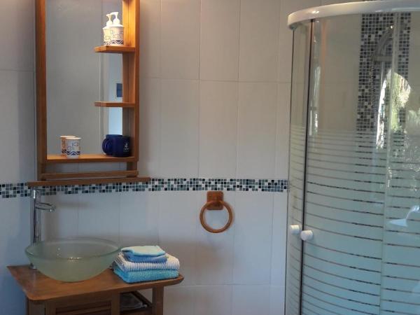 villa le grilladou : photo 2 de la chambre chambre double - vue sur jardin