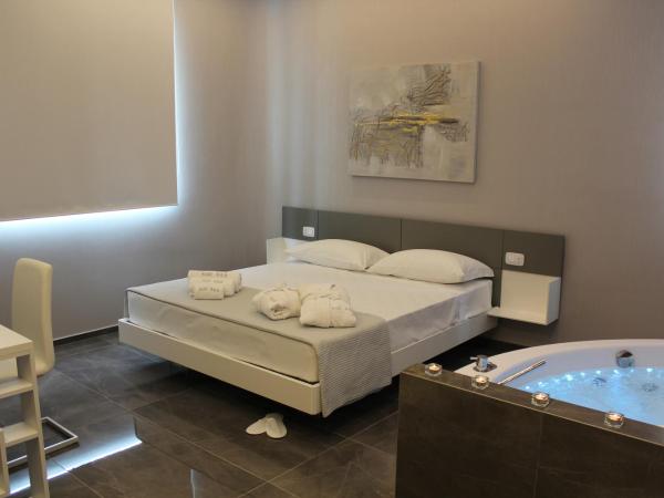 Kalì B&B : photo 2 de la chambre chambre lit king-size avec baignoire spa