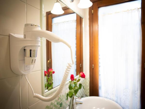 Hotel Ristorante Piccolo Chianti : photo 6 de la chambre chambre triple - vue sur rue