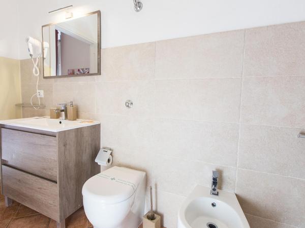 Suite Cagliaritane Notti in centro : photo 5 de la chambre chambre double ou lits jumeaux deluxe - vue sur ville