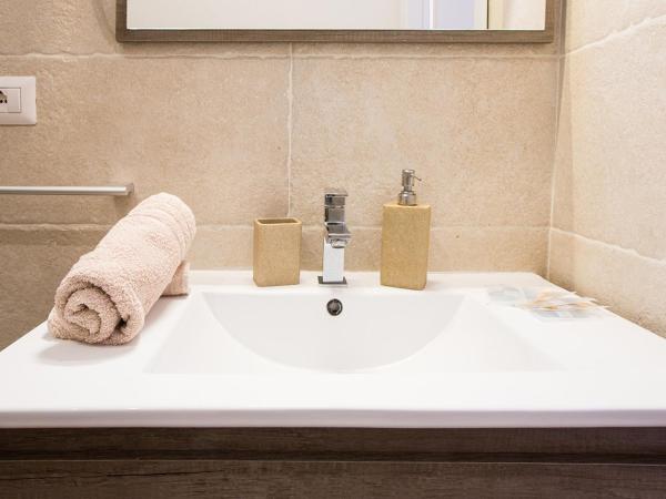 Suite Cagliaritane Notti in centro : photo 3 de la chambre chambre double ou lits jumeaux deluxe - vue sur ville