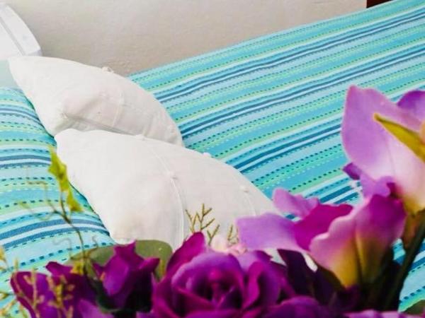 H Juan : photo 1 de la chambre chambre simple avec toilettes et douche communes