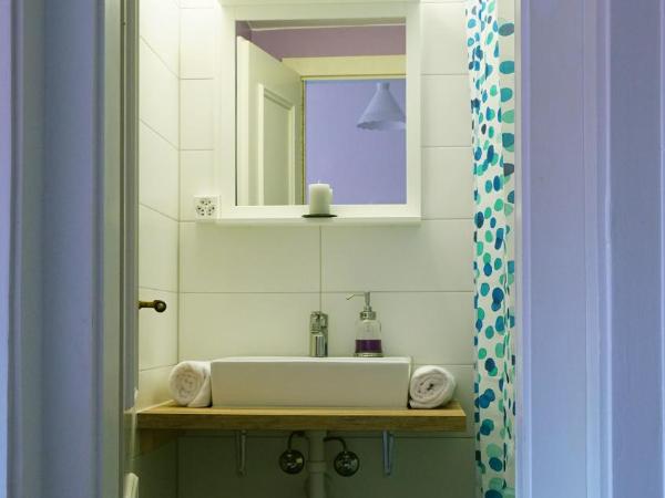 Adventure Hostel Interlaken : photo 7 de la chambre chambre double avec salle de bains privative