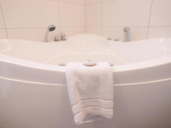 Airport Manor Inn : photo 4 de la chambre chambre lit queen-size avec baignoire spa