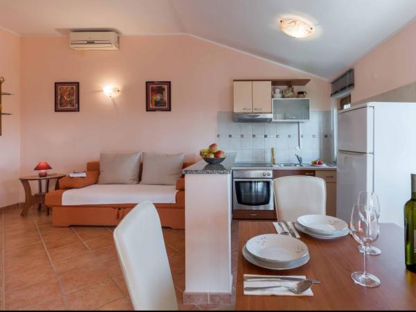 Apartments Villa Tre Marie : photo 4 de la chambre appartement 1 chambre confort avec balcon et vue sur mer